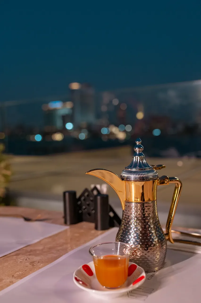 شاي وأضواء القاهرة